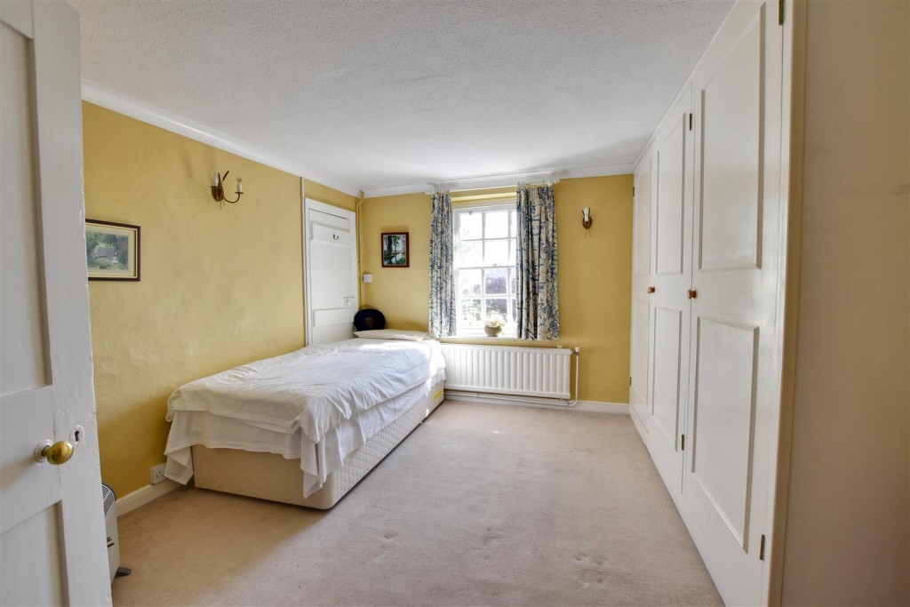 Lot: 129 - PERIOD HOUSE FOR IMPROVEMENT - Bedroom